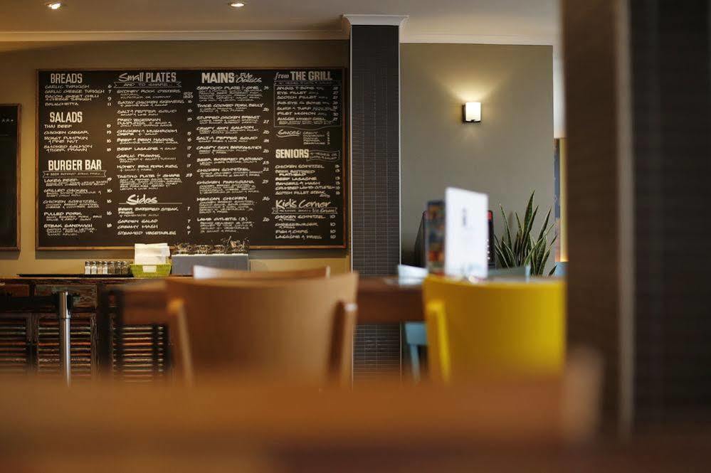 The Lakes Hotel Entrance Extérieur photo