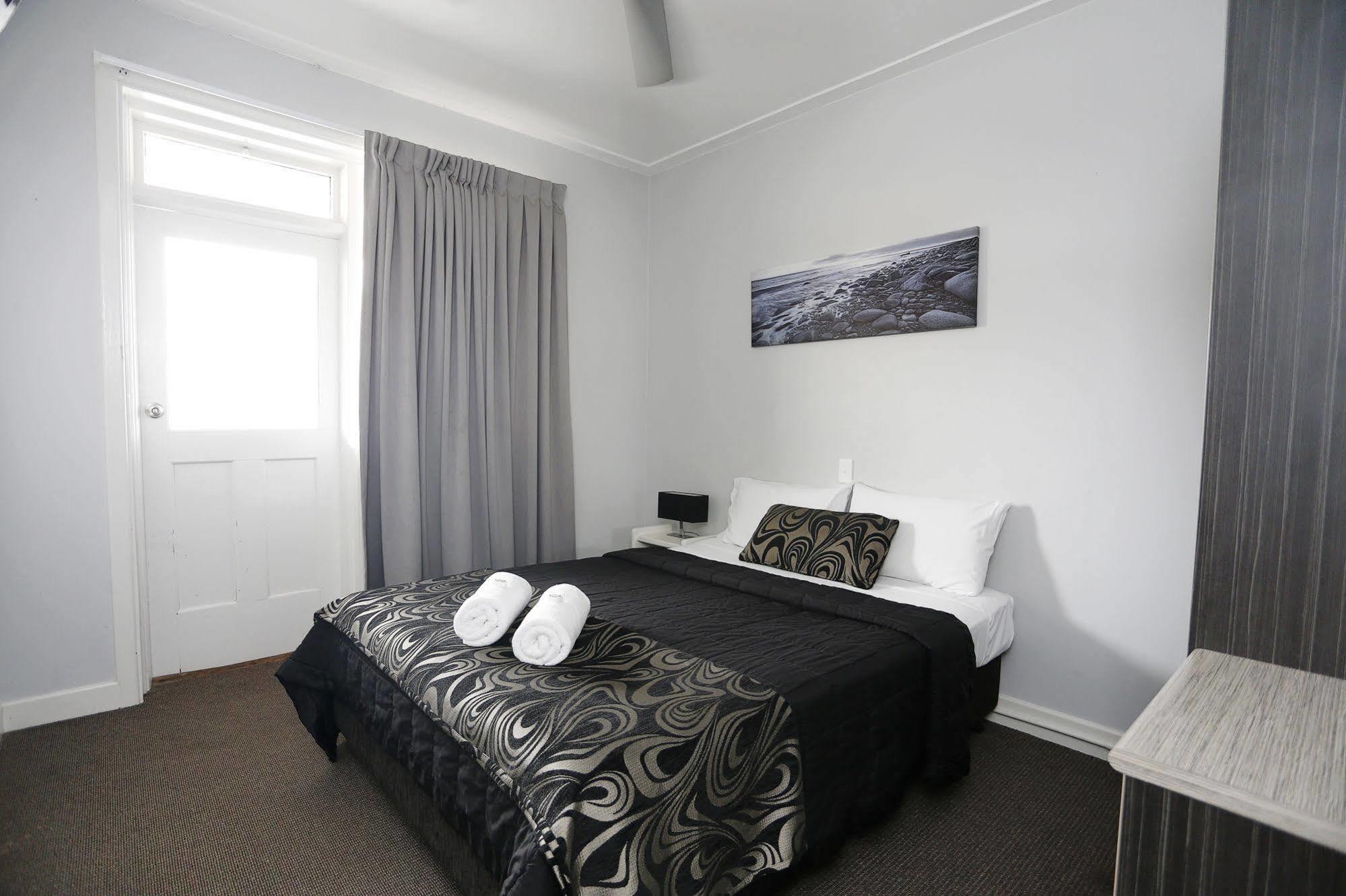 The Lakes Hotel Entrance Extérieur photo