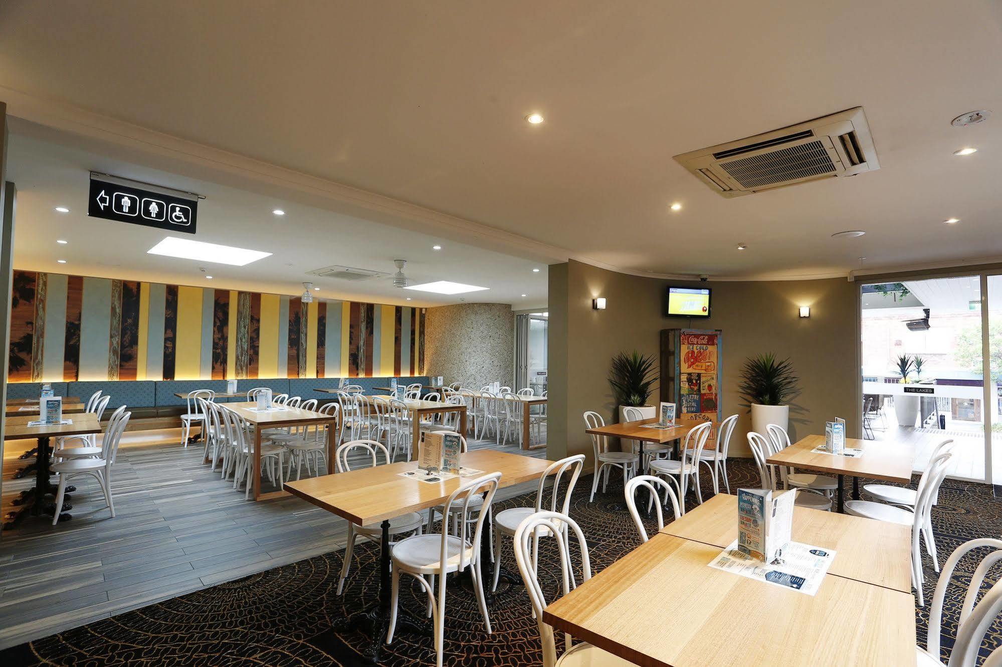 The Lakes Hotel Entrance Extérieur photo