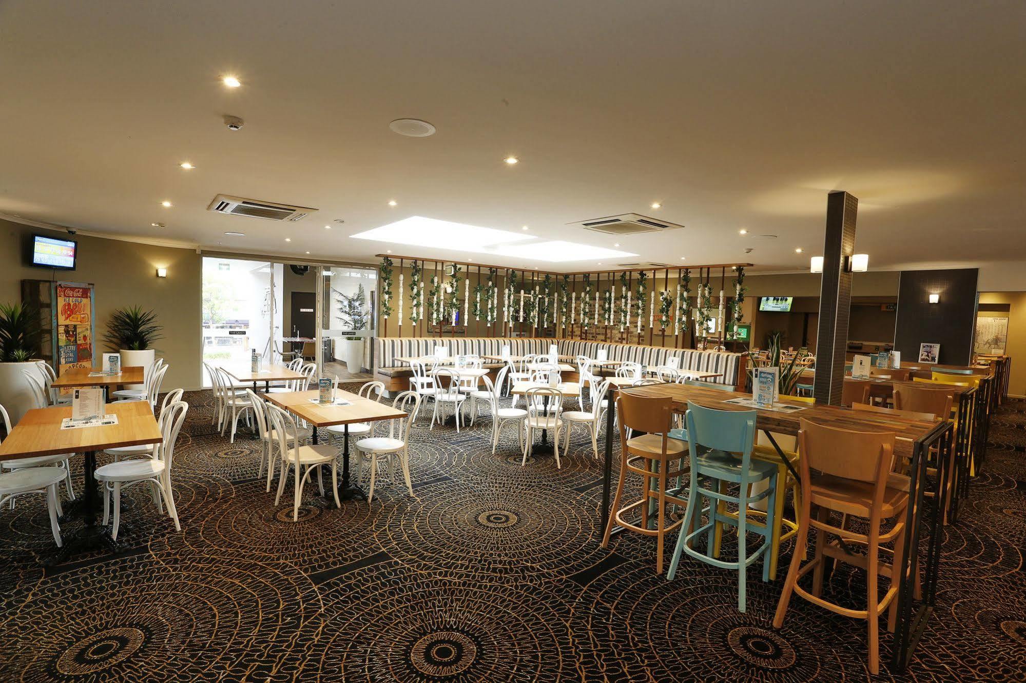The Lakes Hotel Entrance Extérieur photo