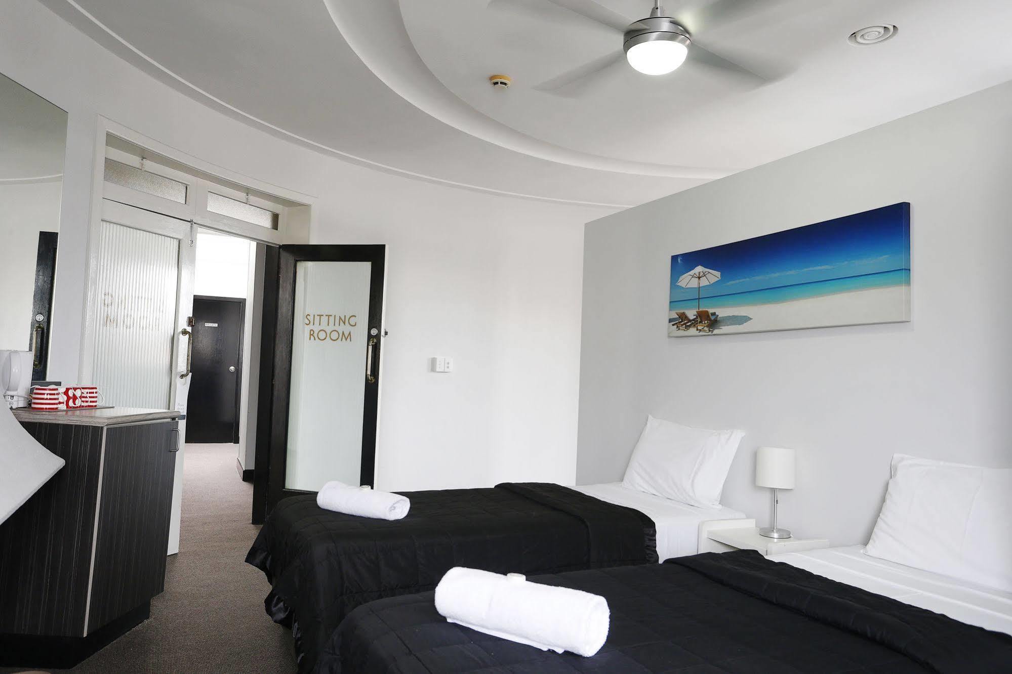The Lakes Hotel Entrance Extérieur photo