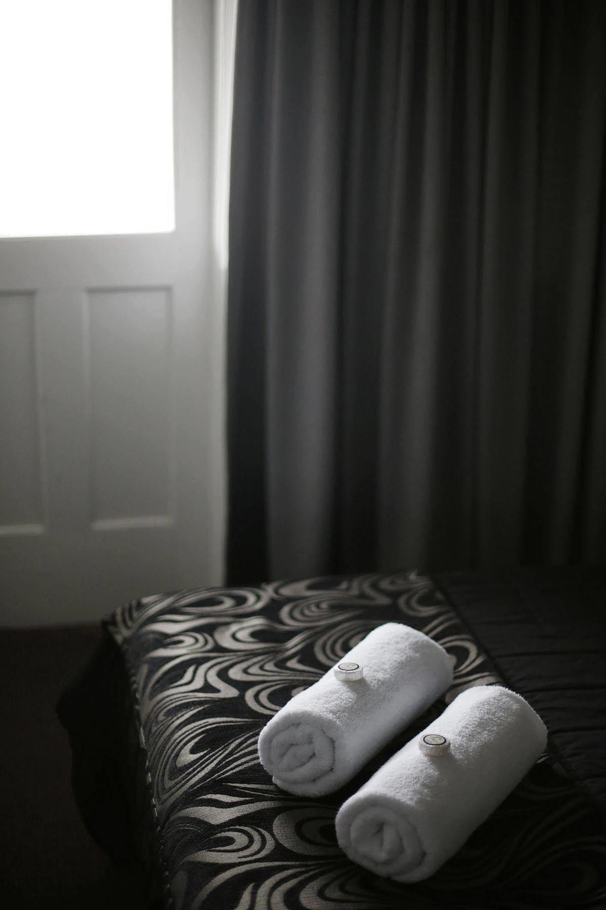 The Lakes Hotel Entrance Extérieur photo