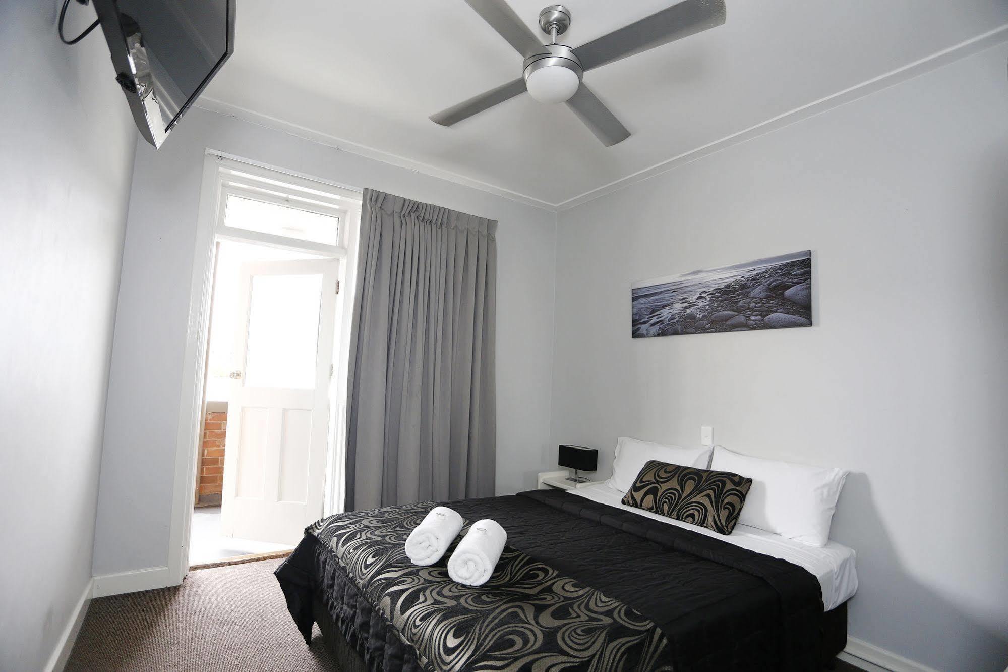 The Lakes Hotel Entrance Extérieur photo