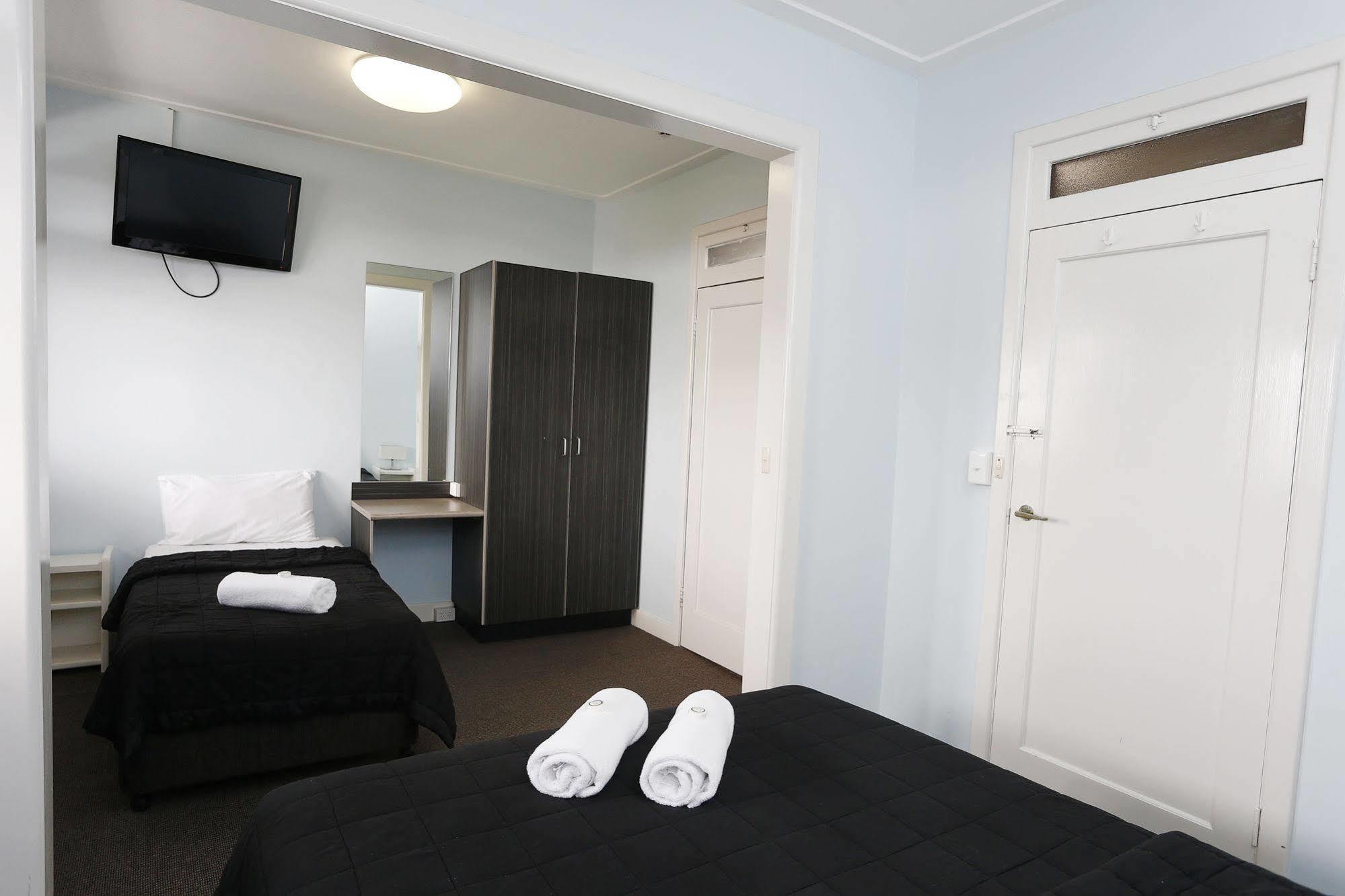 The Lakes Hotel Entrance Extérieur photo