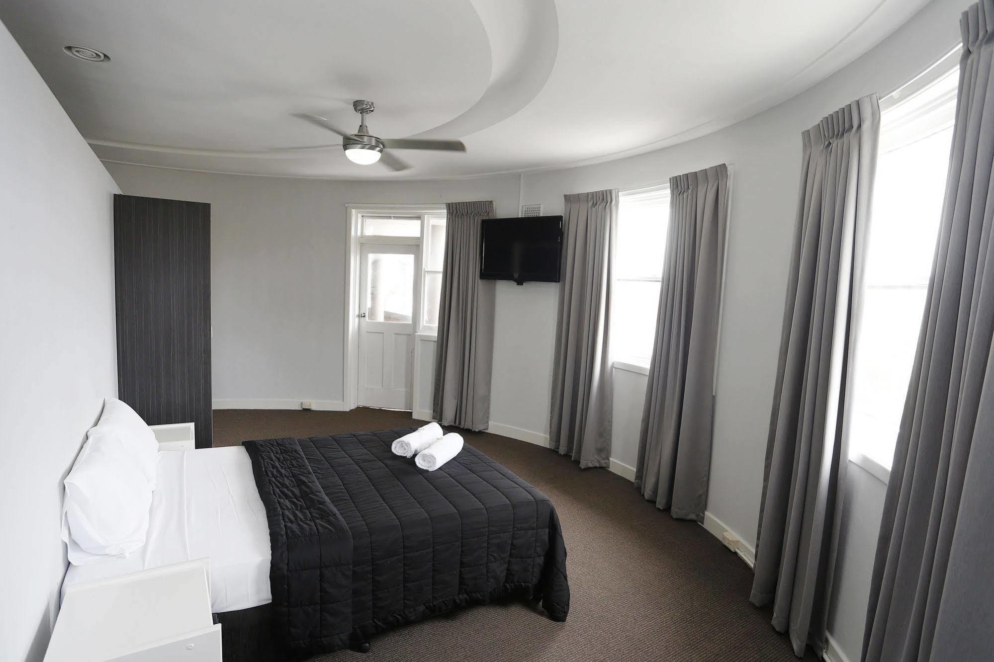 The Lakes Hotel Entrance Extérieur photo