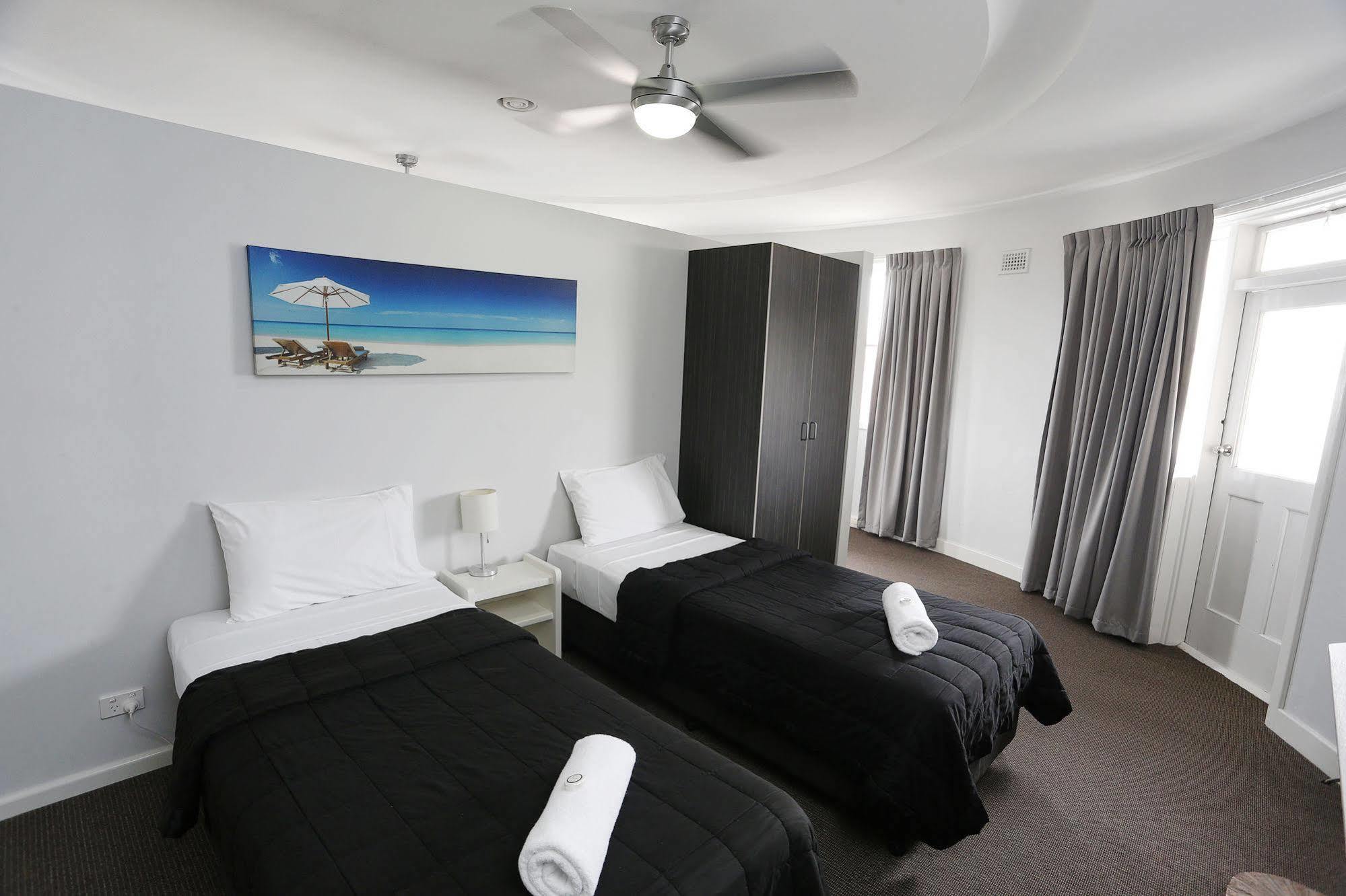 The Lakes Hotel Entrance Extérieur photo