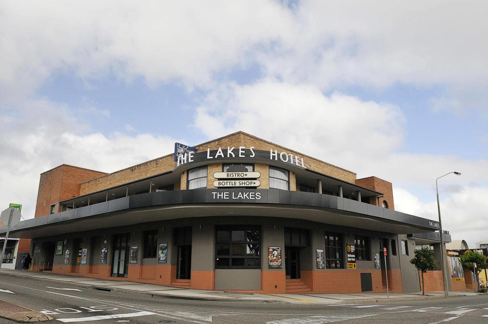 The Lakes Hotel Entrance Extérieur photo