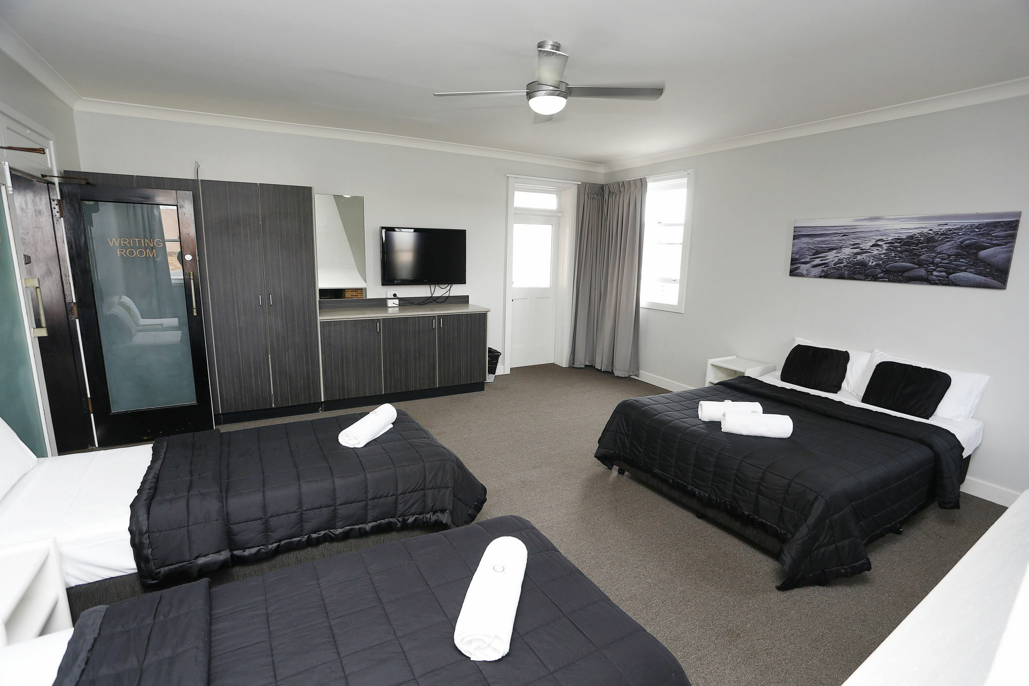 The Lakes Hotel Entrance Extérieur photo